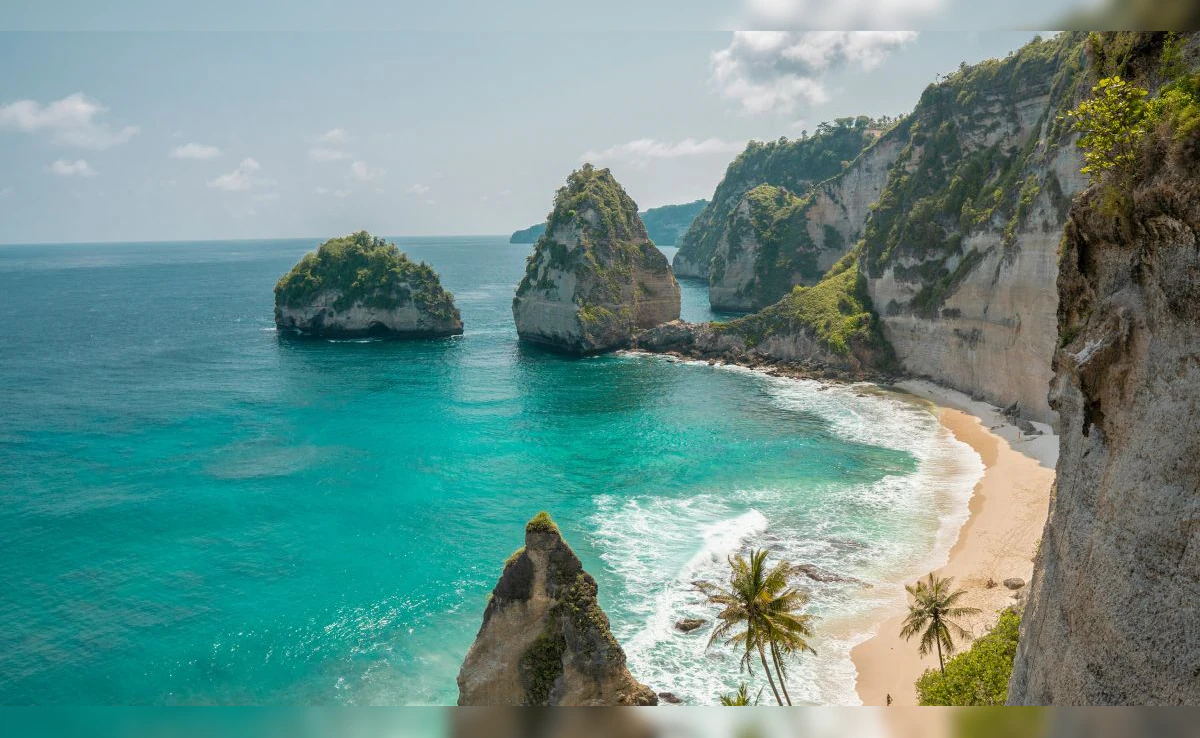 Top Attractions Covered in a Bali Tour Package:- 1. Ubud: The Cultural Heart of Bali 2. Seminyak & Kuta: Beaches and Nightlife 3. Temples and Spiritual Sites 4. Adventure Activities